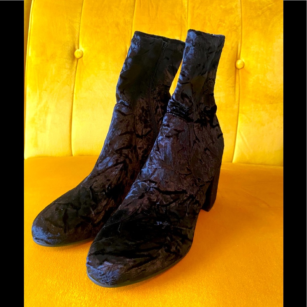 Marc Fisher Black Boots mismactched